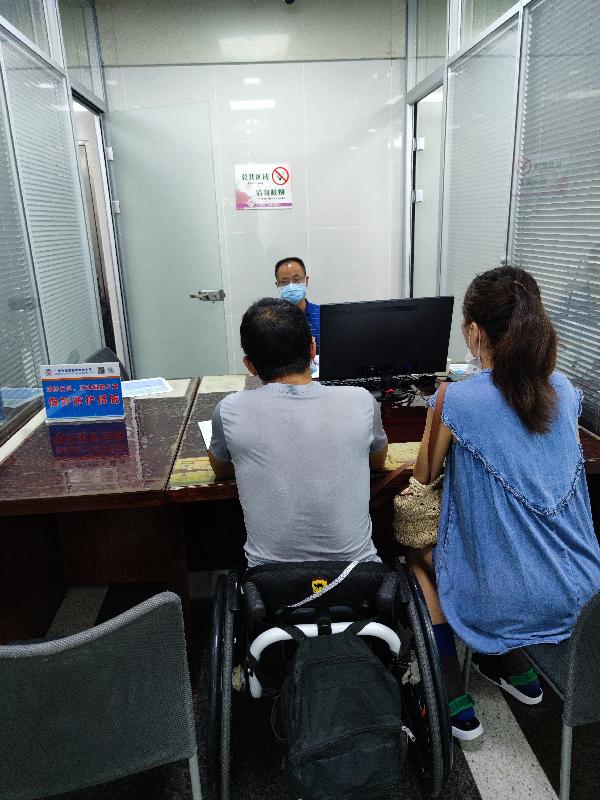 广州市法律援助处法律援助服务大厅值班律师正在解答群众法律咨询1.jpg