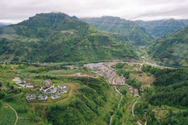 重庆市石柱县中益乡华溪村景观（2022年4月14日摄，无人机照片）。目前中益乡拥有中药材、特色蔬果等支柱产业。新华社记者 唐奕 摄