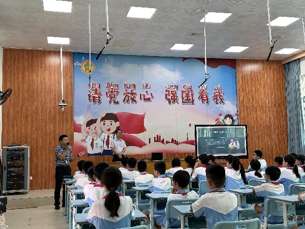 花都合成小学 “法援惠民生 关爱未成年人”.jpg